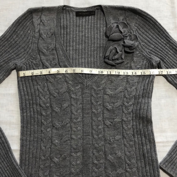 The Limited Gray sweater medium - Picture 2 of 10
